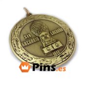 Medalla religiosa con acabado oro viejo.