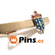 Pisacorbata con escudo de pueblo.