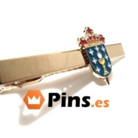 Pisacorbata con escudo de pueblo.